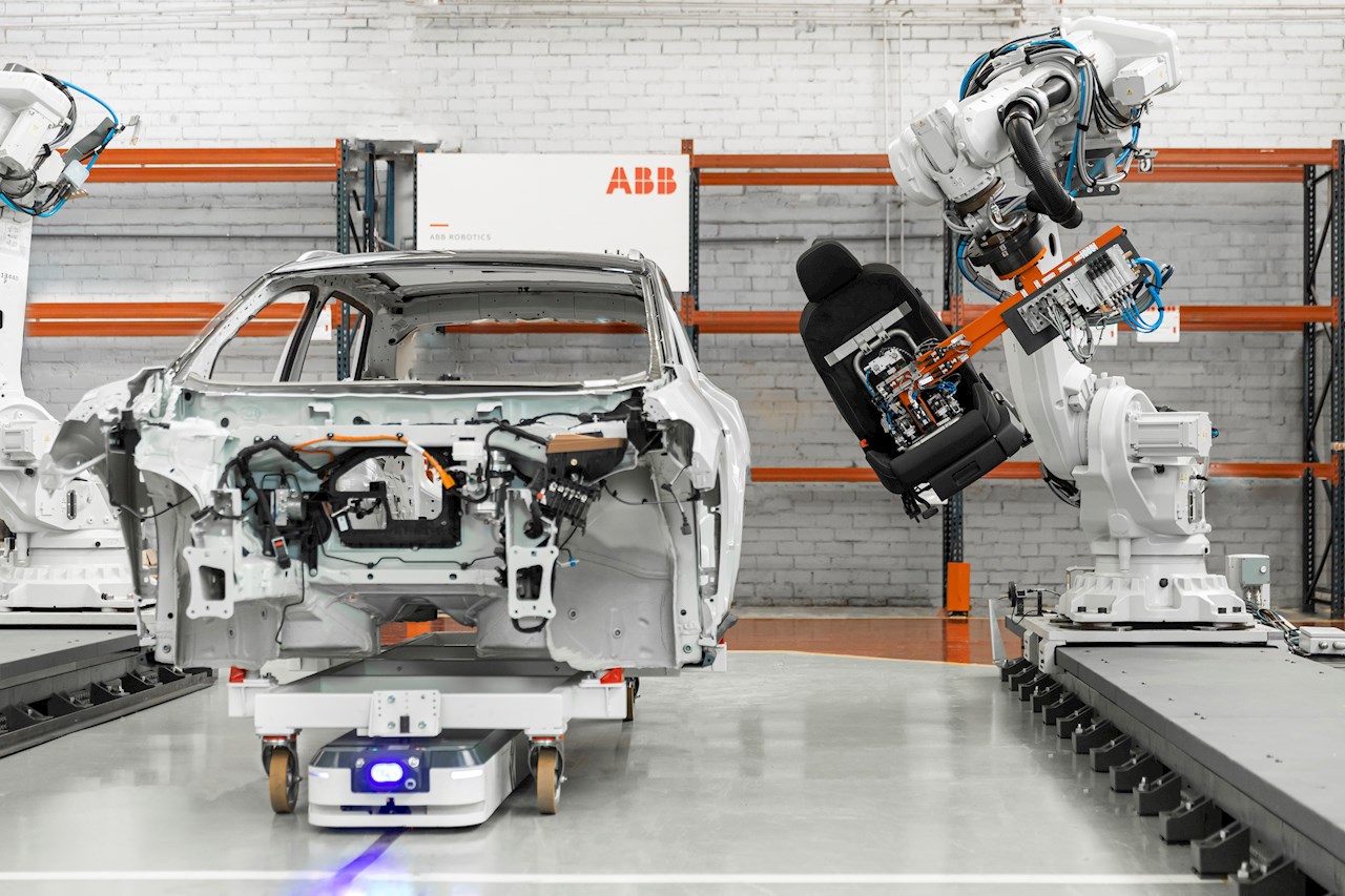ABB och ASTI erbjuder en djupgående domänexpertis inom tillverkningsindustrin, inklusive fordon, livsmedel och konsumentförpackade varor samt inom nya tillväxtsegment som logistik, e-handel, detaljhandel och hälso- och sjukvård.
