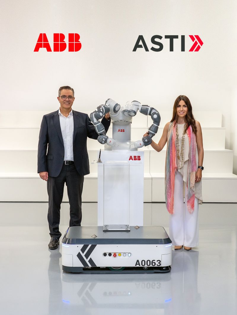ami Atiya, Leiter des Geschäftsbereichs Robotik & Fertigungsautomation von ABB und Veronica Pascual Boé, CEO ASTI.