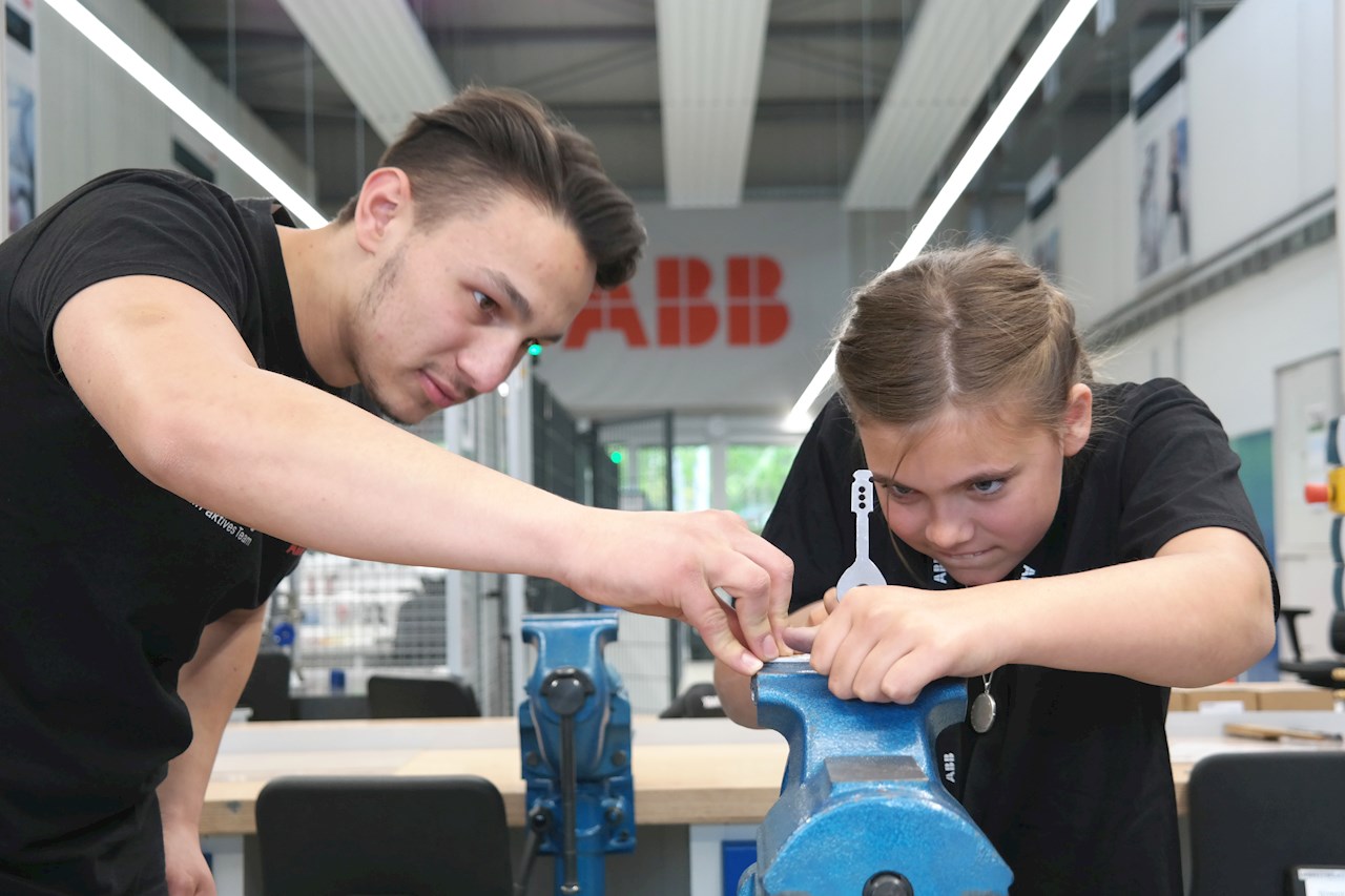 ABB bindet seine Auszubildenden von Beginn an aktiv in Geschäftsprozesse ein und fördert auch die persönlichen Kompetenzen über soziale Projekte.