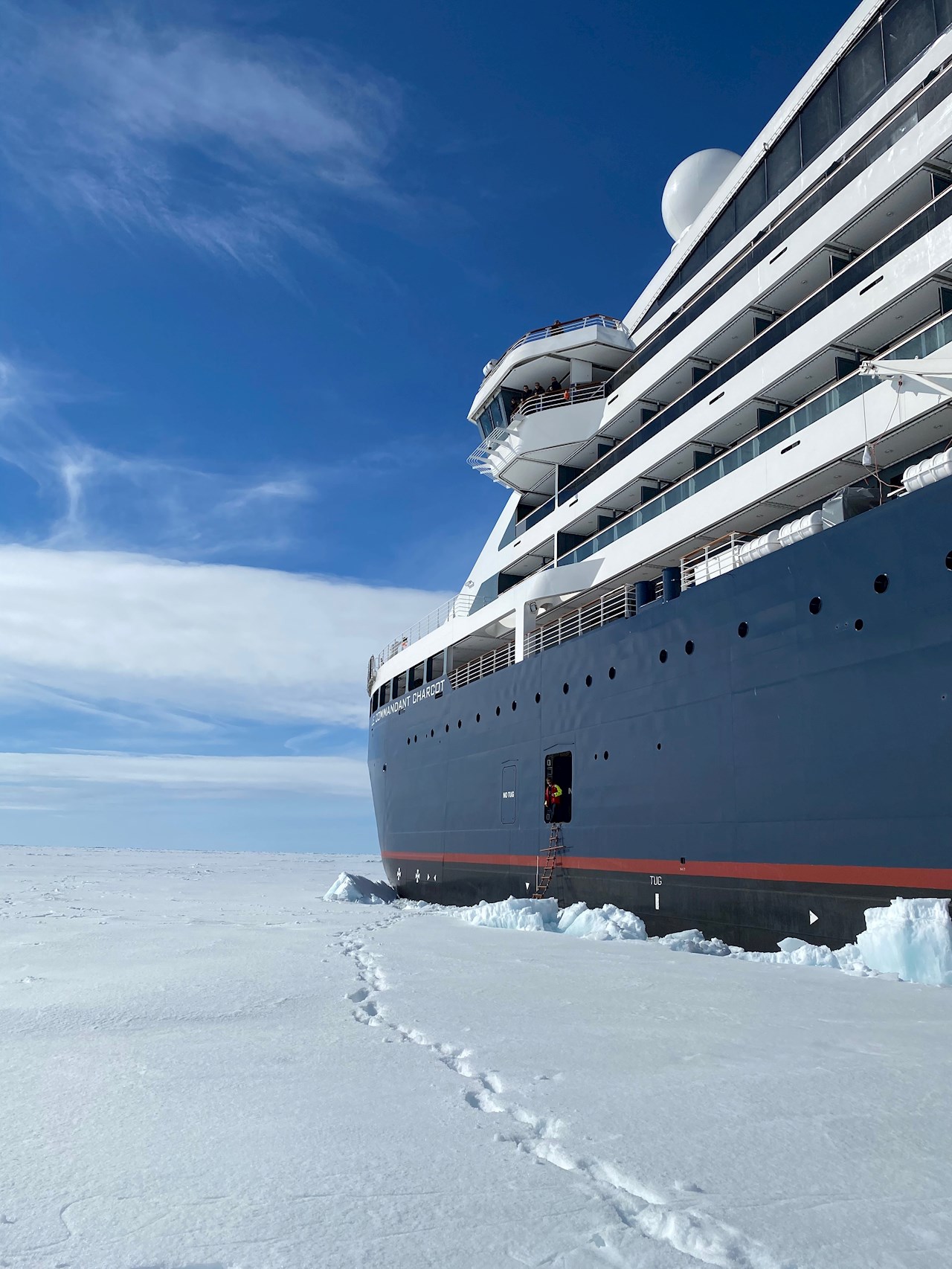 Das hochmoderne Kreuzfahrtschiff wird von der Fernüberwachung und -diagnose der Ausrüstung profitieren, um die Sicherheit der Passagiere und des Schiffes zu erhöhen; Dienste, die für Schiffe, die in den entlegensten Winkeln der Erde operieren, besonders wichtig sind (Bild ©PONANT-Nicolas Dubreuil).