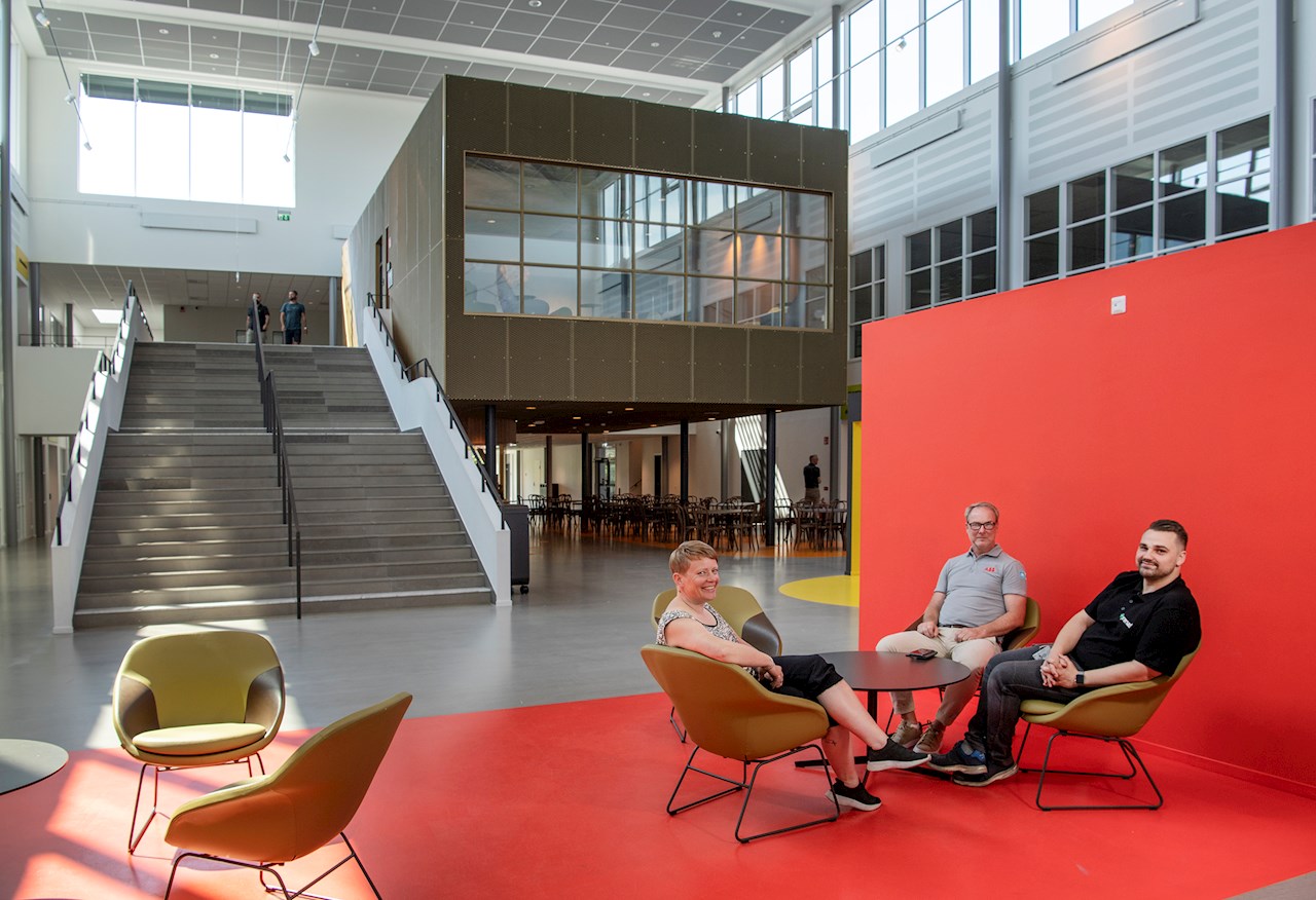 Ida Ahlberg, directora de la escuela, Anders Holmén de ABB, y Daniel Bengtsson de Prenad, Halmstad.