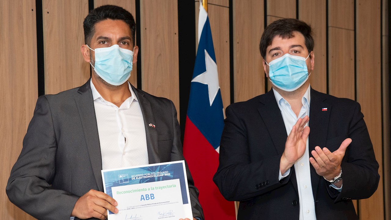 ABB en Chile recibe reconocimiento a la trayectoria en quinta versión de Acuerdo Público-Privado de Electromovilidad
