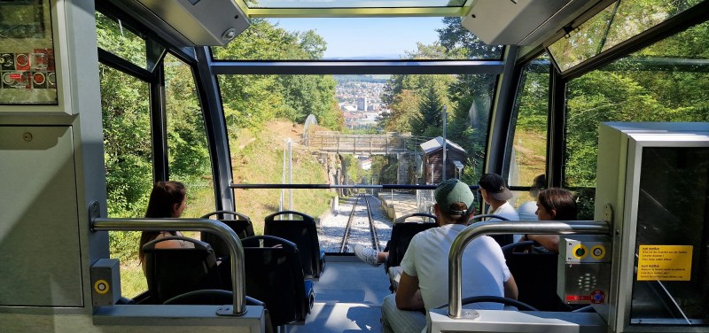 Die Panoramawagen bieten den Passagieren einen pittoresken Blick auf die Stadt Biel.