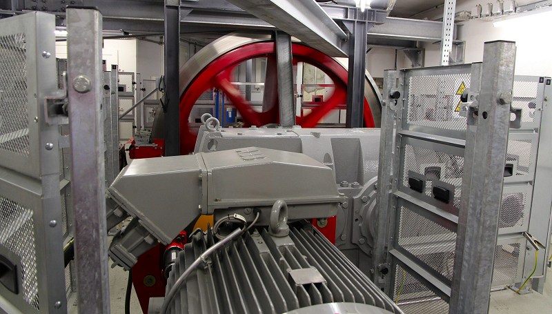 Der ABB-Elektromotor bringt die sieben Tonnen schwere Seilscheibe in Schwung.