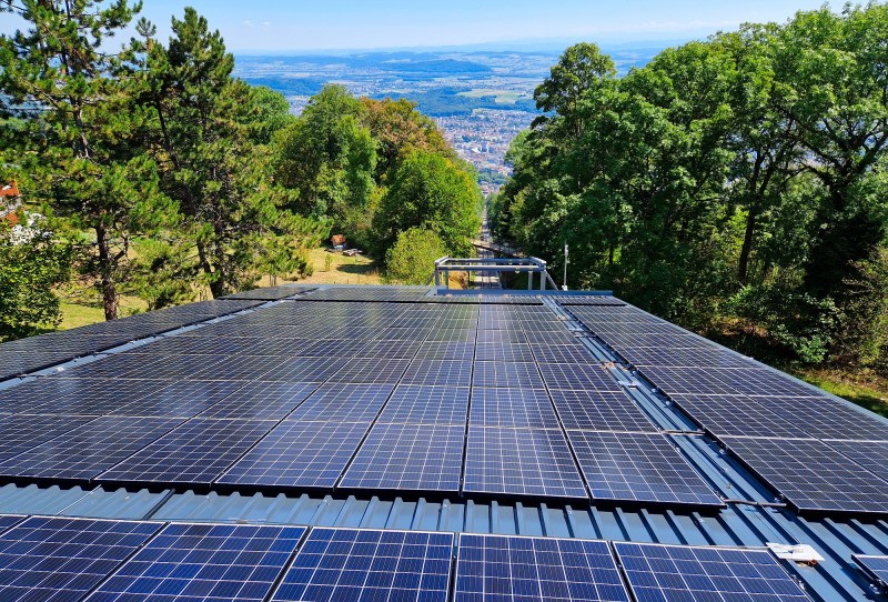 Auf dem Dach der Bergstation sind auf einer Fläche von 240 Quadratmetern Photovoltaik-Paneele installiert.