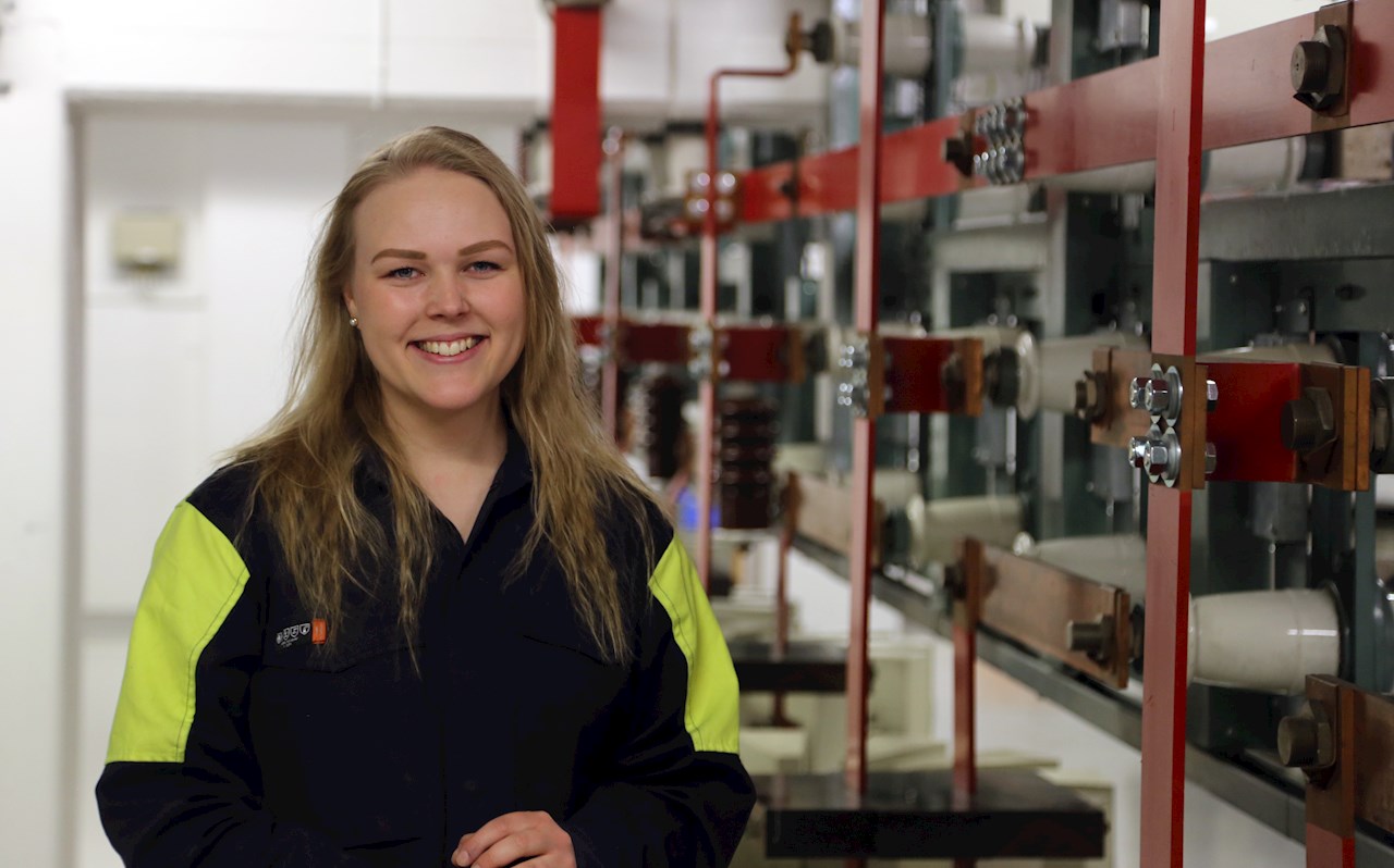 Johanna Olsson är ny FoU-ingenjör på ABB: ”Det är utmanande och mycket att lära. Men jag har fantastiskt hjälpsamma och stöttande kollegor, och där de andra i teamet bidrar med erfarenhet kan jag komma med nya perspektiv. Tillsammans kommer vi framåt.”