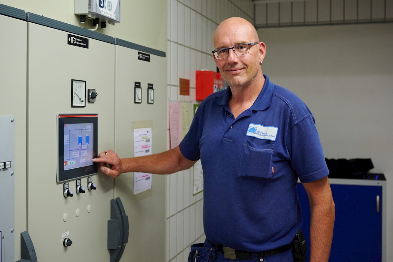 Uwe Maigler, technical manager of the waterworks, appreciates the AC500’s diverse functionalities (Source: ABB)