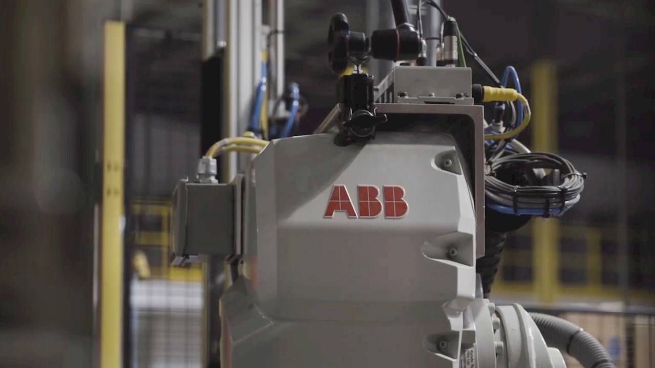 Un producteur d'emballages améliore sa productivité tout en minimisant les risques de blessures grâce à la cellule robotisée d'ABB