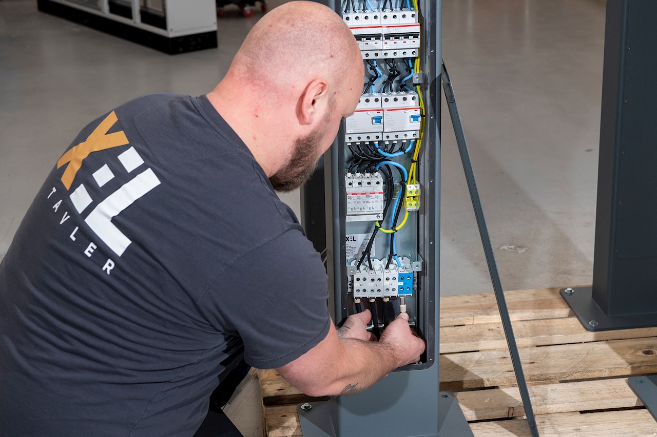 X-EL Tavler konfigurerer komplette ladestandere for installatører. Kablet fra kundens hovedtavle føres blot ind i bunden af piedestalen.