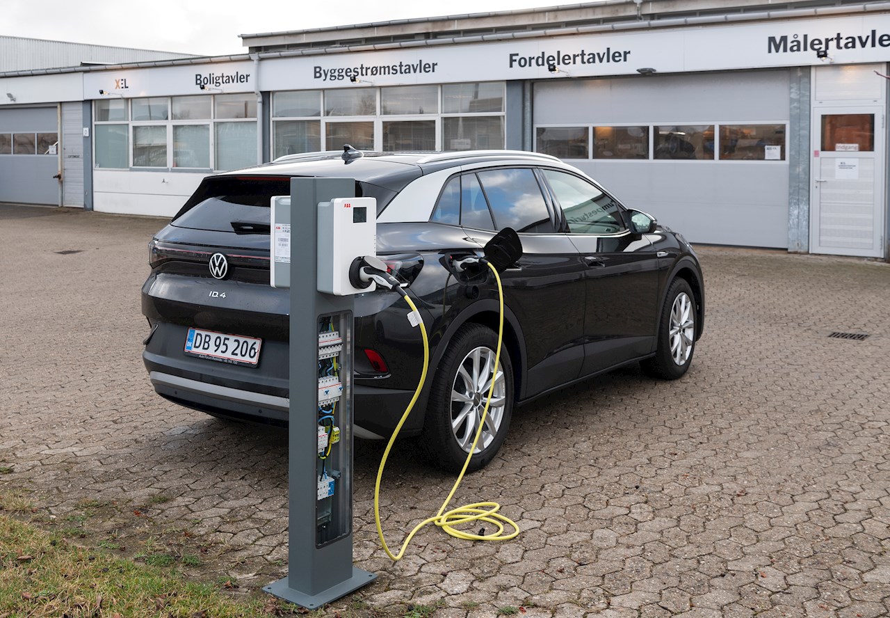 Med alle komponenter leveret færdigmonteret i Terra AC-ladestanderen (her vist uden dæksel) skal installatøren blot trække et kabel fra kundens hovedtavle.