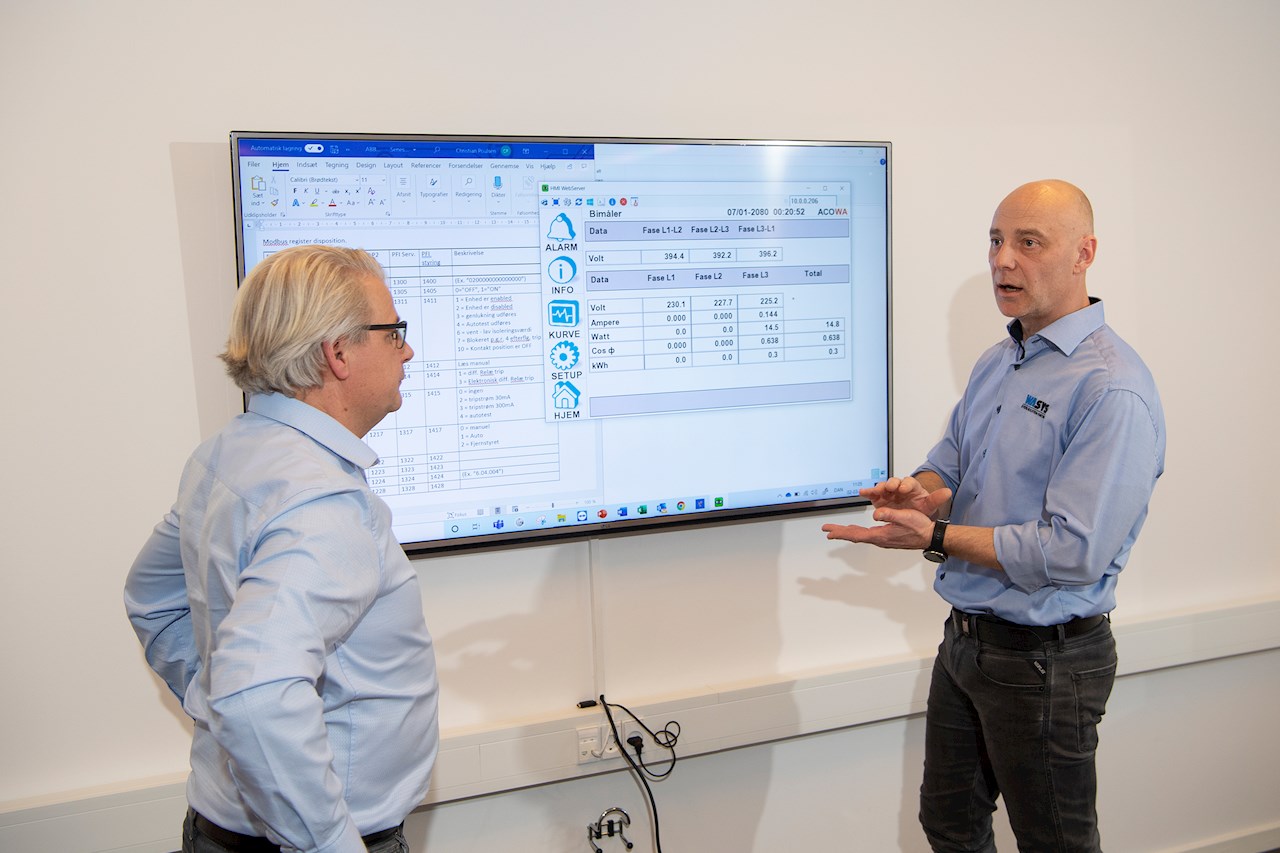 Direktør Christian Poulsen (th) og ABB's salgsingeniør Bjørn Kallenbach gennemgår modbus-data på skærmen.