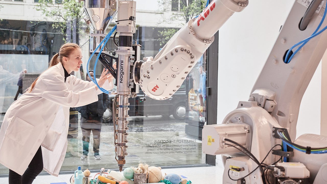 ABB Robotics visar upp framtiden inom detaljhandeln med återvunnen marinplast på Selfridges i London