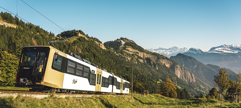 Eine der neuen Zugkompositionen hoch über dem Vierwaldstättersee unterwegs. (Foto © Schweiz Tourismus)
