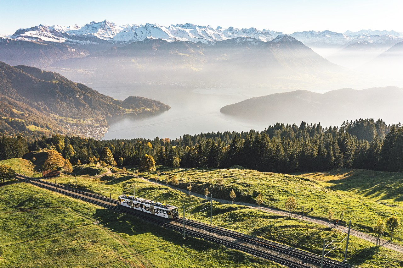 Eine der neuen Zugkompositionen hoch über dem Vierwaldstättersee unterwegs. (Foto © Schweiz Tourismus)