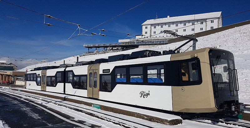 Die Traktionslösungen von ABB wurden auf dem Dach der Triebzüge montiert.