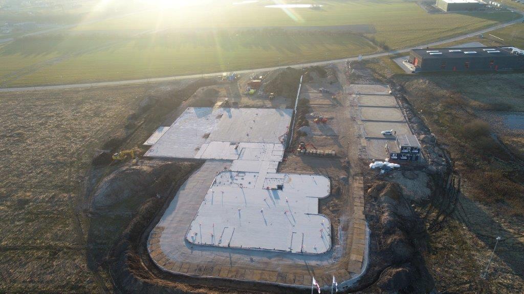 Byggeriet af ABB’s nye domicil ved Middelfart vil for alvor tage fart de næste måneder, men de 80 parkeringspladser er allerede anlagt og taget i brug.