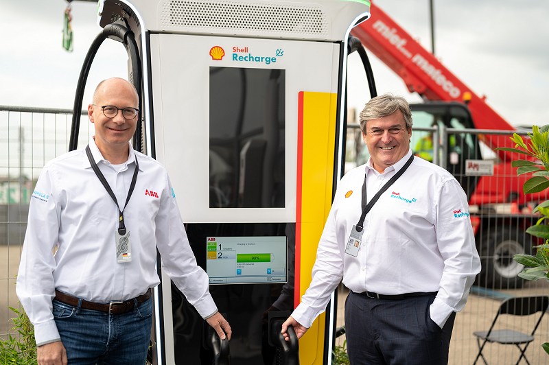 Frank Muehlon, CEO ABB E-mobility (links), und István Kapitány, Global Executive Vice President Shell Mobility.