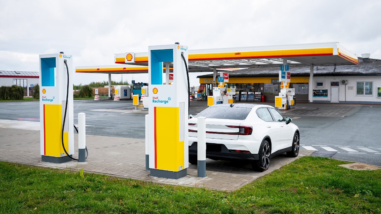 ABB padės "Shell" kurti pasaulinį elektromobilių įkrovos tinklą 