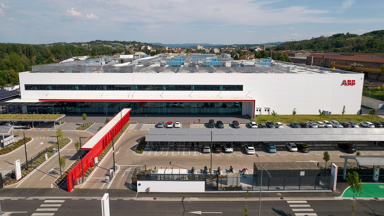 ABB E-mobility öppnar sin största produktionsanläggning för DC-snabbladdare i Italien