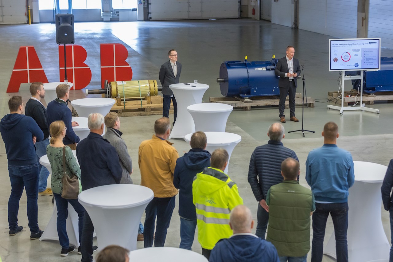 ABB jauno elektromotoru un frekvenču pārveidotāju apkopes centru prezentē Jukka Patrikainen, ABB Baltijas valstu vadītājs.
