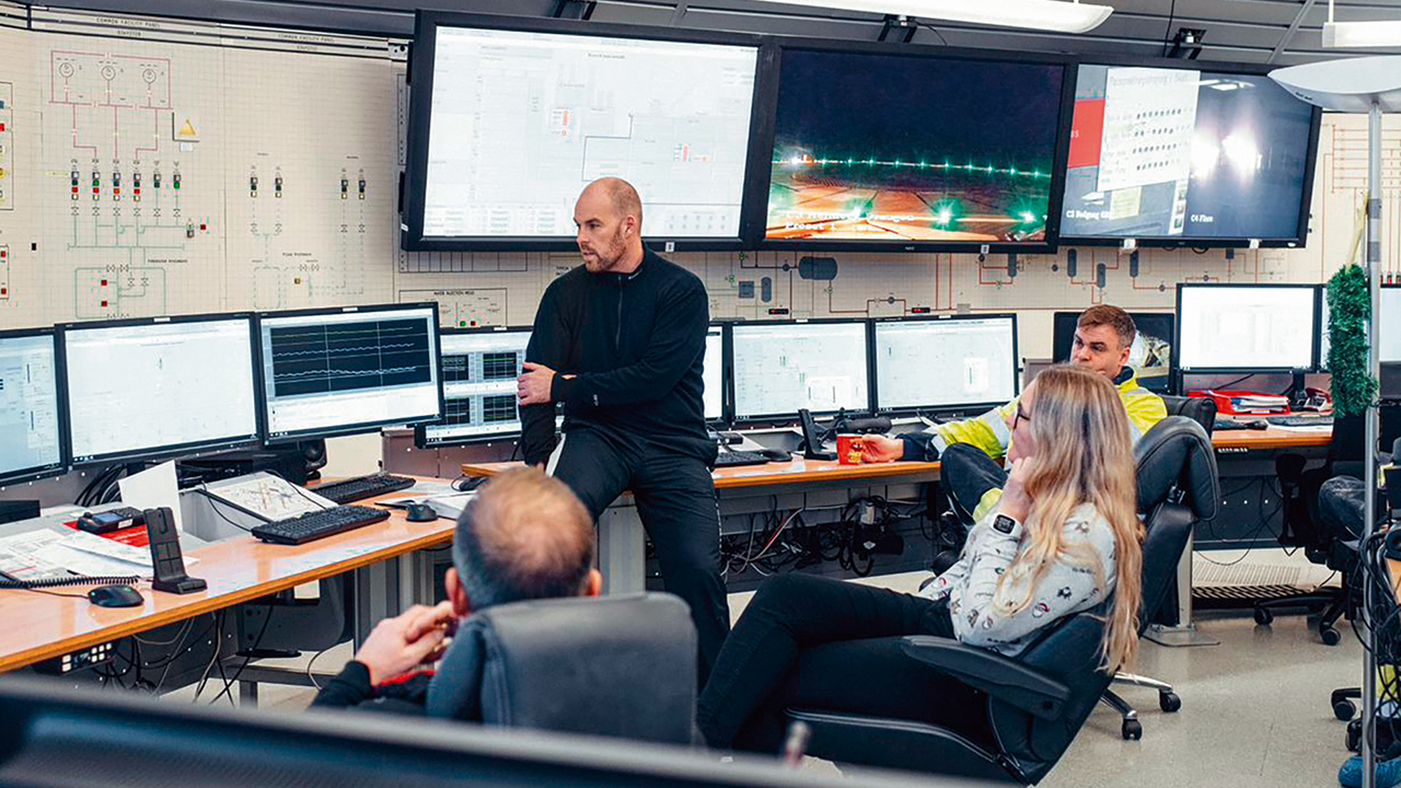 05 A control room setup at the Draugen oil platform; ABB envisions that such control room operations could benefit from the Augmented Operator.