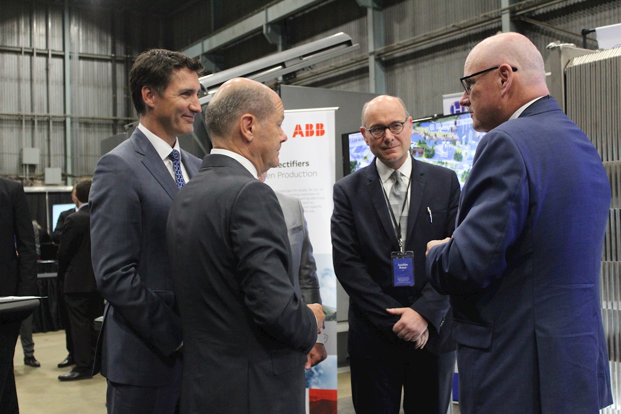Joachim Braun, ABB Process Industries President, und Andrew Stuart (rechts), CEO von Hydrogen Optimized, im Gespräch mit dem kanadischen Premierminister Justin Trudeau (links) und dem deutschen Bundeskanzler Olaf Scholz.