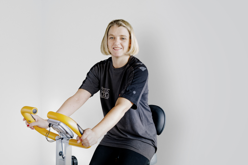 Um fit zu bleiben, treibt die Lageristin jeden Tag Sport. (Bild: ABB / Henning Ross)