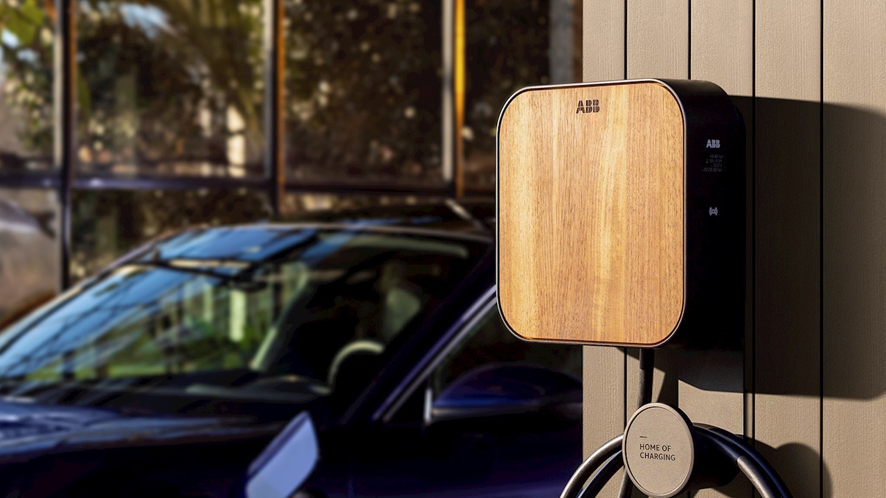 Nová dobíjecí stanice ABB pro nabíjení doma pomůže řidičům realizovat jejich cíle v oblasti udržitelné mobility  