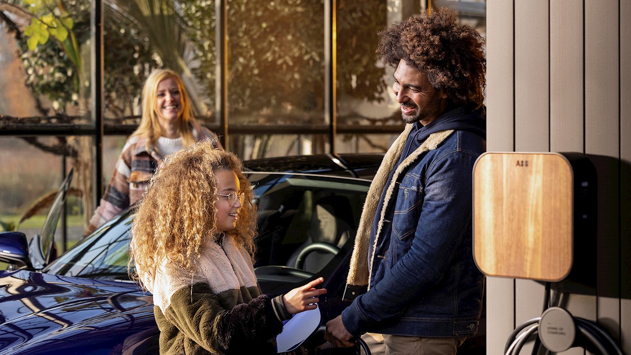 Stilvoll und nachhaltig: ABB E-mobility präsentiert neue AC Ladelösung für zu Hause
