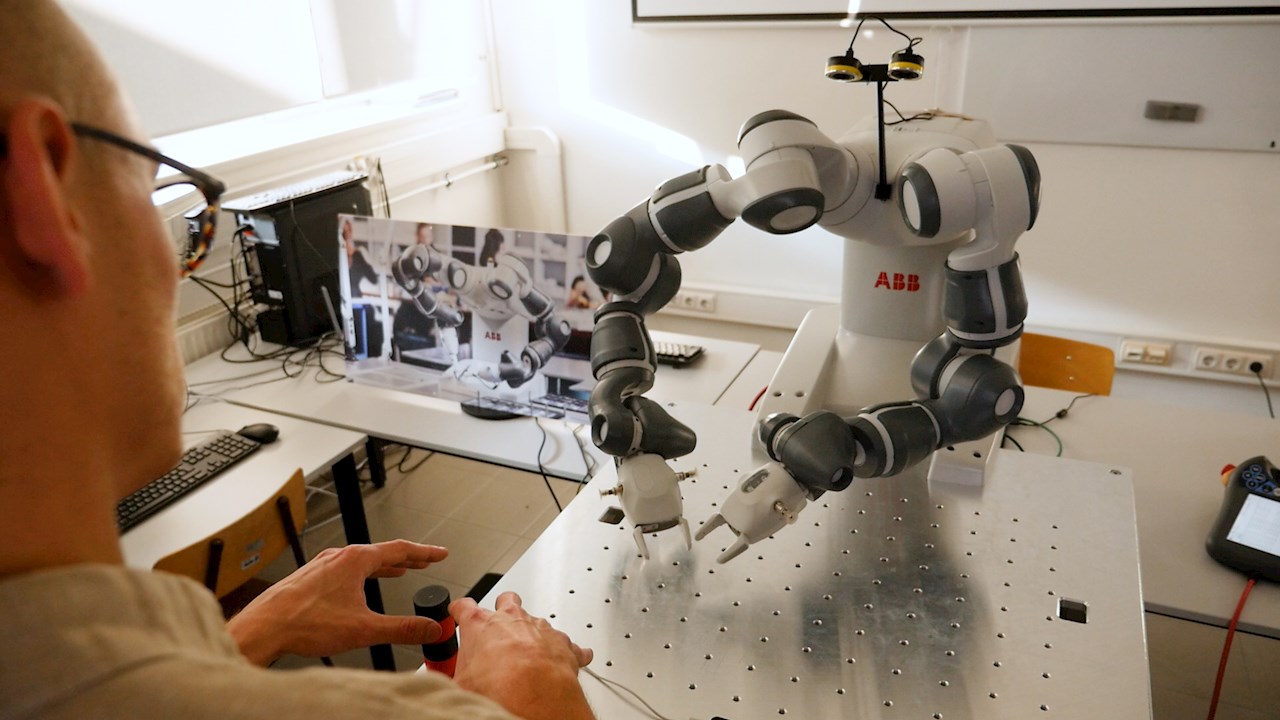 YuMi, az ABB együttműködő ipari robotja segíti a Pécsi Tudományegyetem kutatási projektjeit
