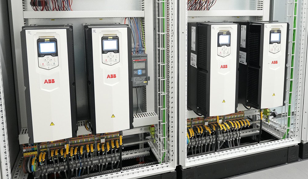 Die ABB-Frequenzumrichter in der ARA Oberengadin treiben primär die Motoren für Lüftung und Pumpen an.