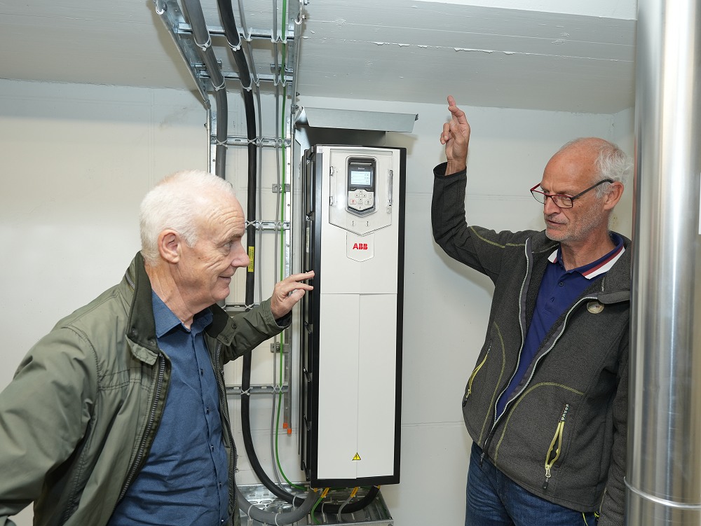 Godi Blaser (rechts) im Gespräch mit Ueli Spinner, Verkaufsingenieur Antriebe und Motoren bei ABB Schweiz.