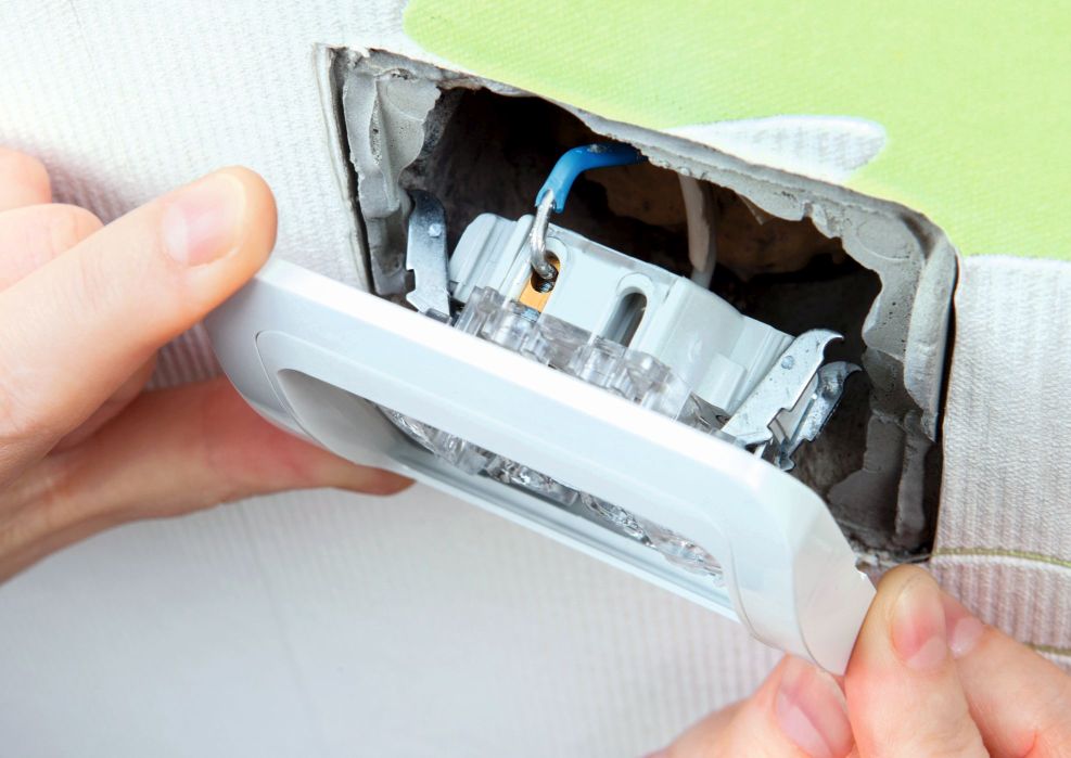 Viens no biežākajiem ugunsgrēku cēloņiem ir elektroinstalāciju un elektroierīču bojājumi