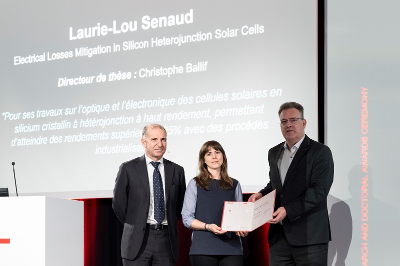 Till Rümenapp, Leiter das ABB-Forschungszentrums in Dättwil (rechts), übergibt den Preis in Lausanne an Laurie-Lou Senaud. Links Ambrogio Fasoli, Leiter der Kommission für Forschungspreise an der EPFL.