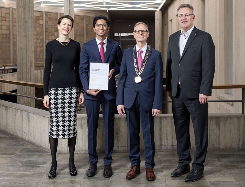 Tanmay Goyal nimmt am ETH-Tag den ABB-Preis entgegen, in Begleitung Nora Teuwsen (Vorsitzende der Geschäftsleitung ABB Schweiz), Günther Dissertori (Rektor ETH) und Till Rümenapp (Leiter des Schweizer ABB-Forschungszentrums). Tanmay Goyal arbeitet inzwischen als Forschungsingenieur für ABB Robotics in Deutschland.