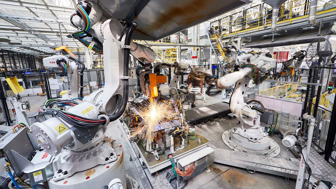 ABB Robotics beliefert Produktionsnetzwerk für Elektrofahrzeuge der Renault Group