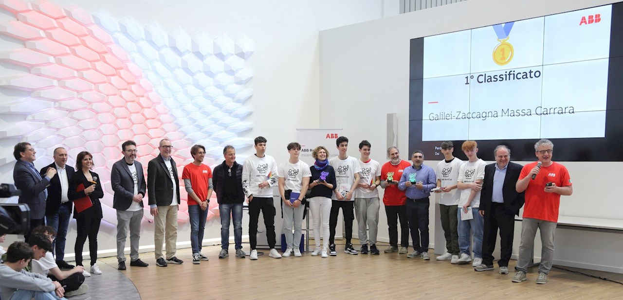 ABB Italien arbeitet an Bildungsprojekten, um die nächste Generation zu inspirieren. Ein Beispiel dafür ist der Robocup 2023, ein Projekt, das jungen Menschen die notwendigen Fähigkeiten und Erfahrungen zur Programmierung und Bedienung von Robotern vermitteln soll.