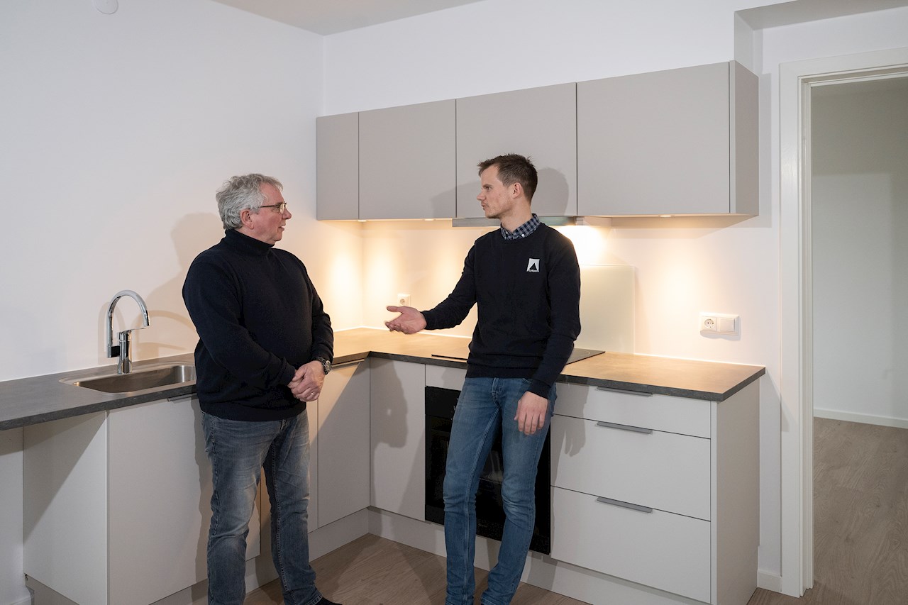 Serviceleder Daniel Brix Petersen (th) fra Erik Lytzen og salgsingeniør René Stauning fra ABB i snak
om mulighederne med Europa-dåser og kontakter fra ABB's Basic 55-serie.