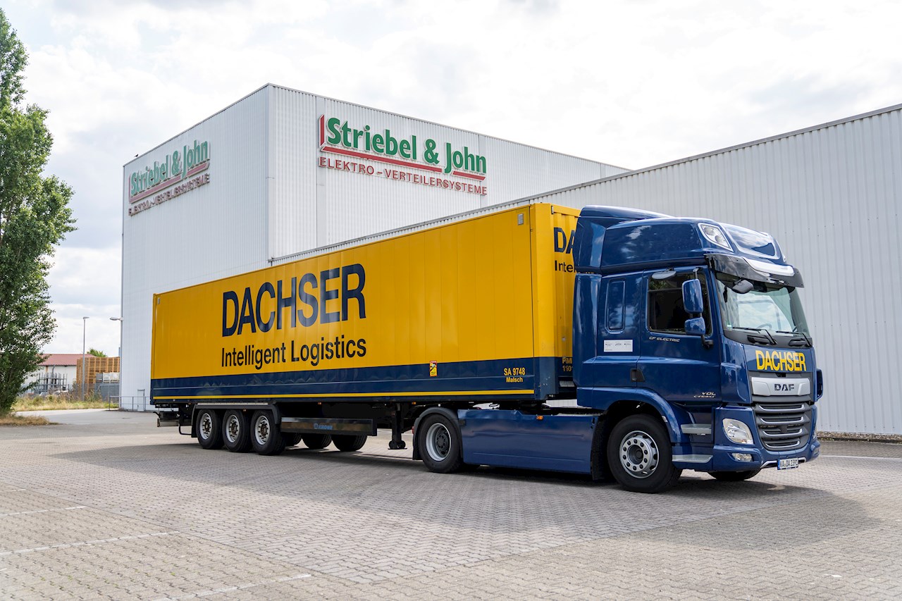 Bild: Der neue Dachser E-Truck kommt täglich für Lieferungen und Abholungen bei Striebel & John in Sasbach vorbei.