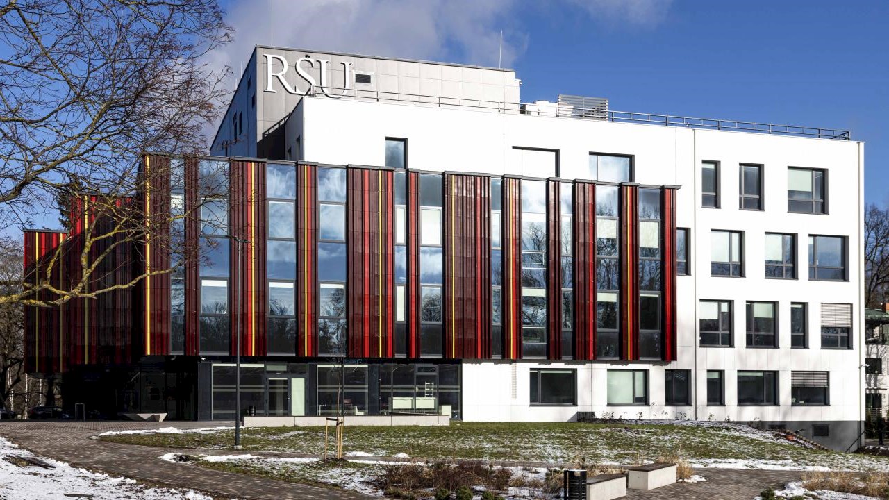 ABB risinājumi jaunajā Rīgas Stradiņa universitātes (RSU) Farmācijas studiju un pētniecības centrā