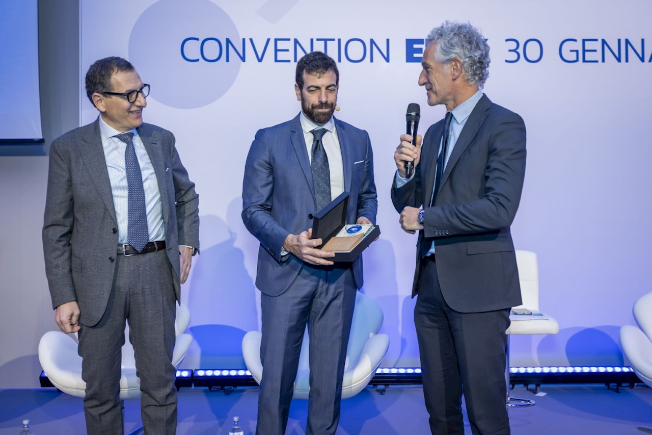 G. Lilli ABB Electrification Commercial Leader Italia riceve il riconoscimento dal presidente Elex Giorgio Strano e dal Direttore Generale Elex Michele Aloise