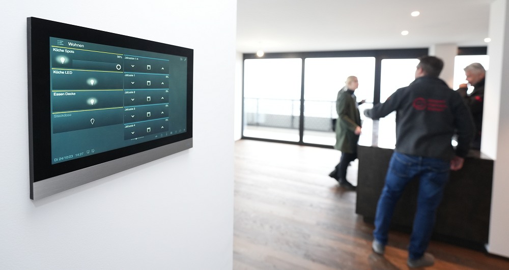 Rund 460 der multifunktionalen IP-Touchdisplays von ABB wurden in Three Point eingebaut.