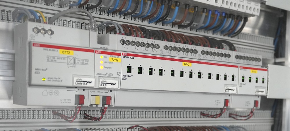 Dieser Schaltaktor ist einer der rund 3000 eingesetzten KNX-Systemgeräte von ABB in Three Point.