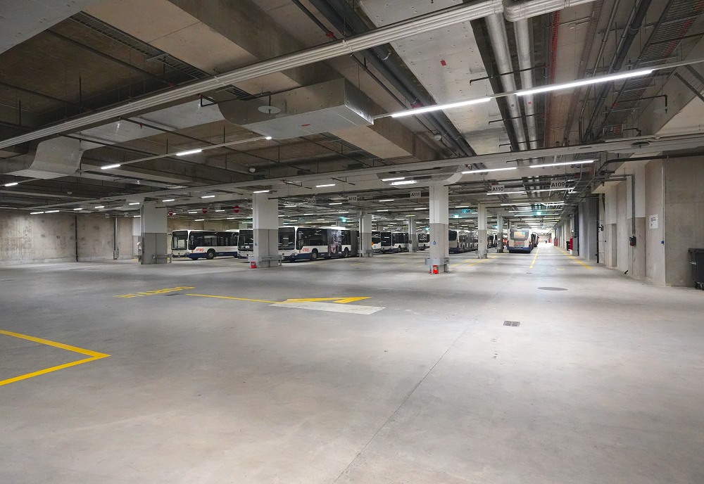 Einblick in die riesige Halle für Busse.