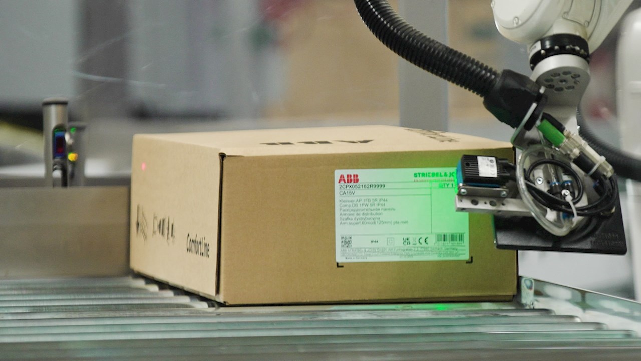 Electrical cabinets packaged quickly and flexibly thanks to ABB robots