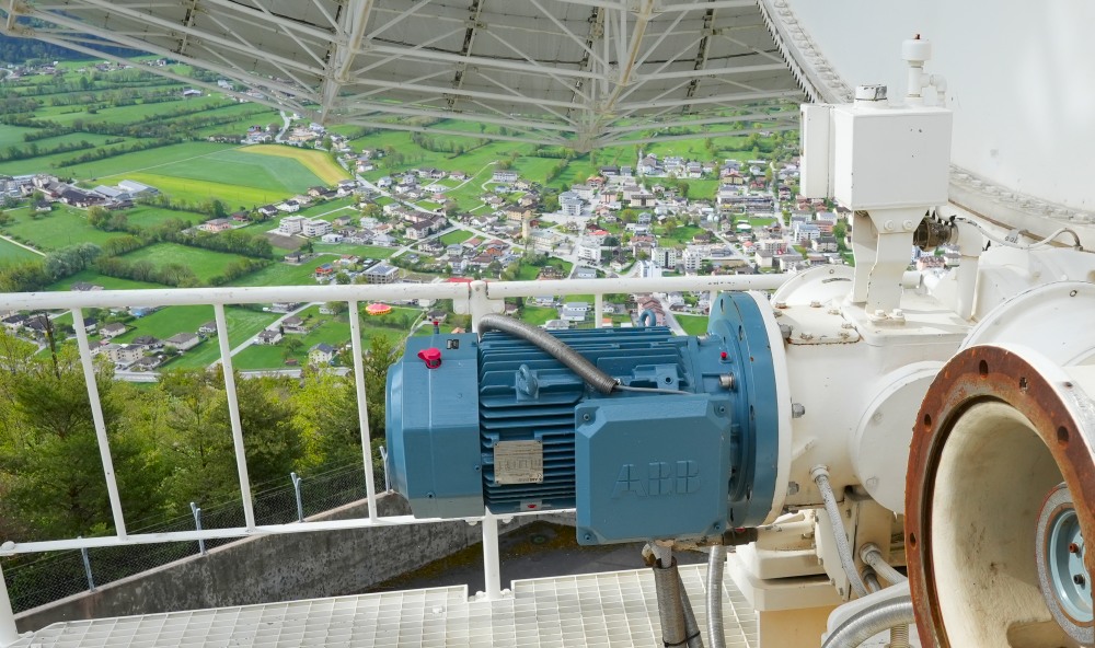 Einer der neuen, hoch über Leuk für die Bewegung der Parabolantennen installierten ABB-Motoren.