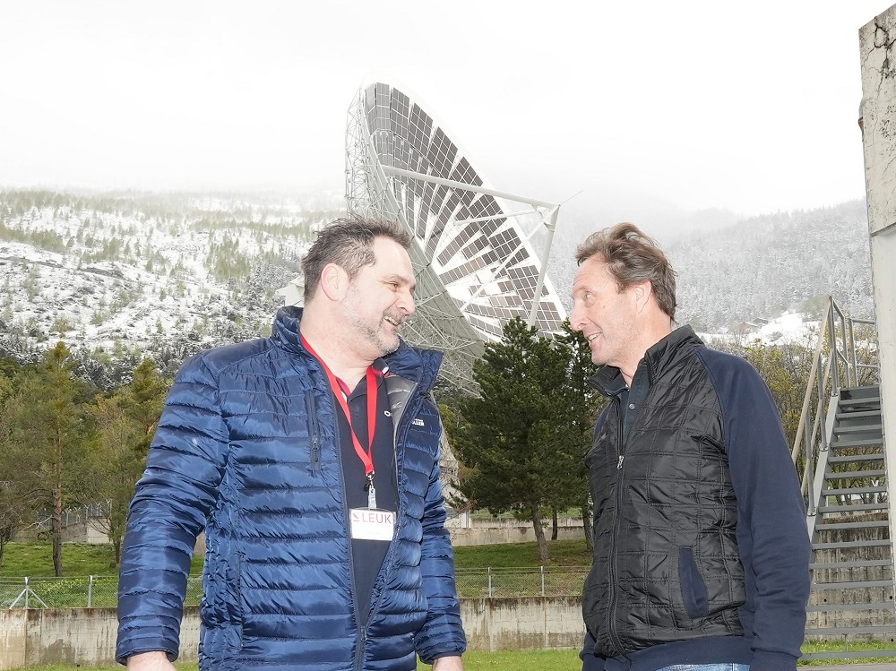 John Harris (rechts) und Patrick Sorgen vor einer der zu Solarkraftwerken umgerüsteten Satellitenschüsseln.