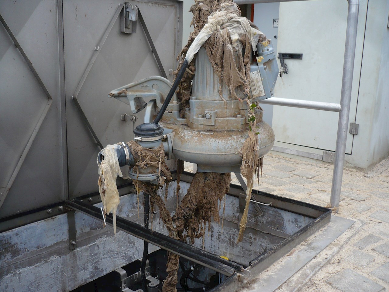 Clogged sewage pumps have to be cleaned manually (Source: MWA)