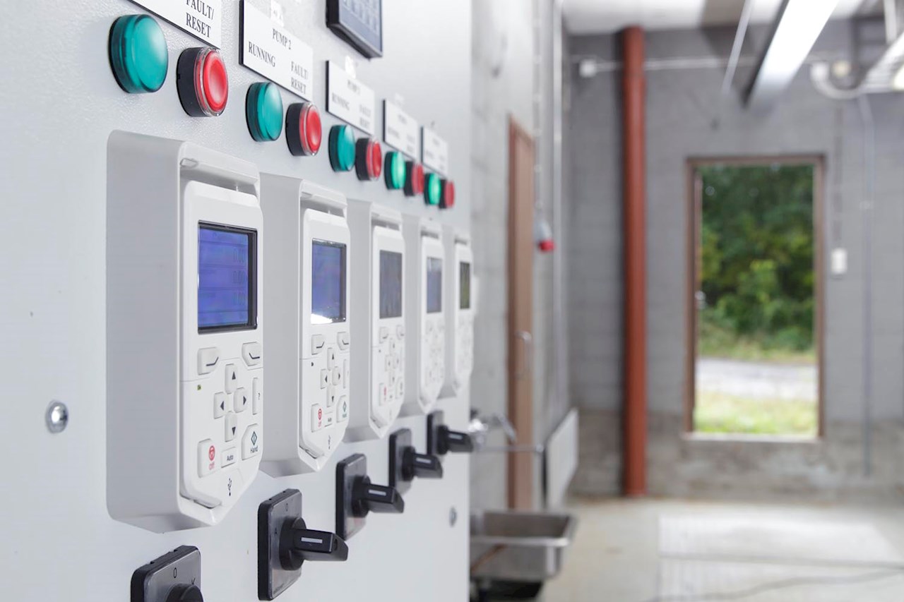 Around 80% of the local area's wastewater flows through a single unmanned pumping station, with five submersible pumps controlled by ABB’s water dedicated ACQ580 drives.