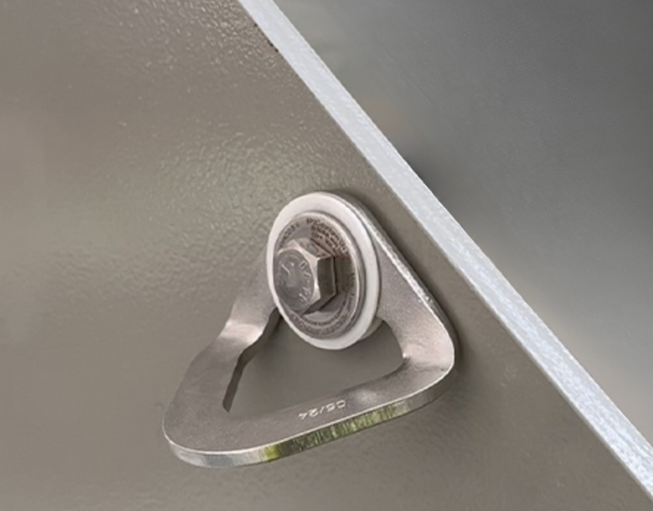 ABB环形电机内部的全新经认证锚固点技术符合国际防坠落安全标准，可提高GMD检修作业的安全性。图片来源：ABB